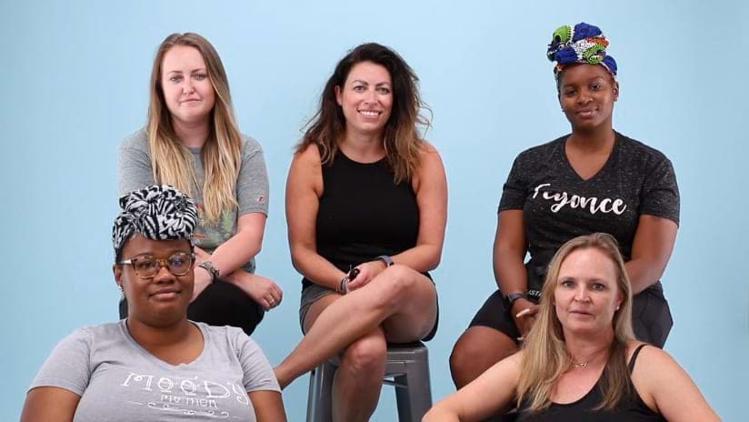 Carrie Kerns e a equipe da Carrafina Private Label durante um estudo de caso de fotografia com modelo ao vivo