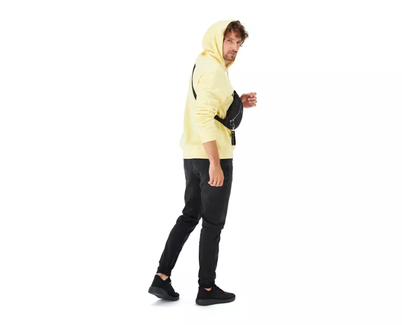 Homem com moletom amarelo na fotografia de moda com modelo ao vivo