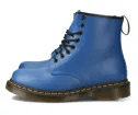 Sapatos azuis Dr. Martens para o setor de calçados e acessórios