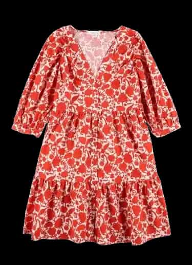 Vestido floral vermelho como exemplo de fotografia flat lay