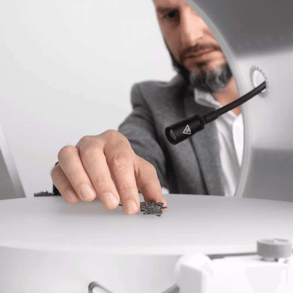 Operador colocando um produto em uma mesa giratória Orbitvu
