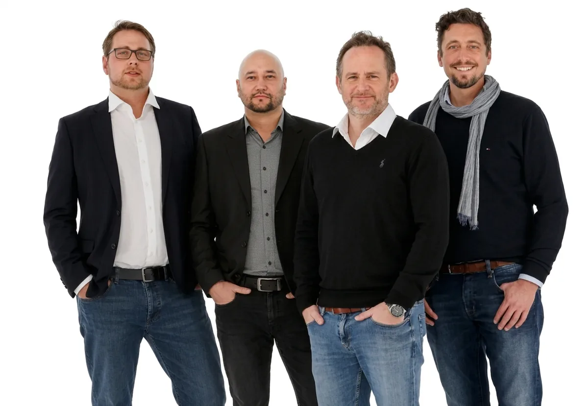 Retrato em grupo de seis profissionais de negócios em traje social casual