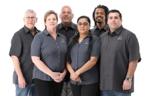Retrato profissional da equipe com camisas polo corporativas combinando
