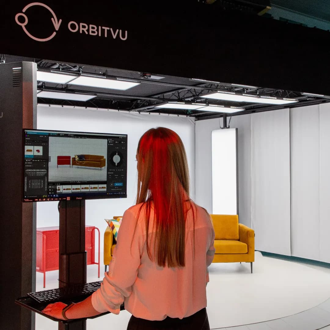 Fluxo de trabalho do estúdio de fotografia de móveis Orbitvu com operador