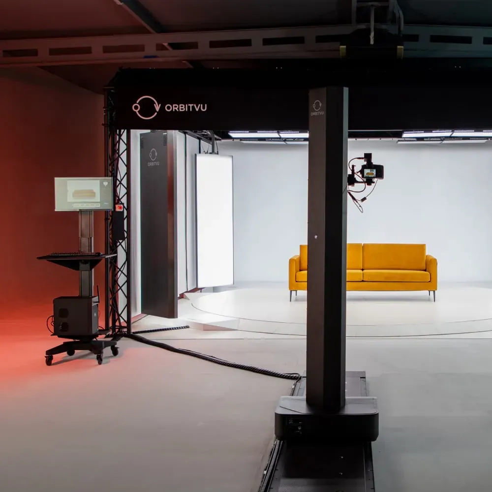 Configuração do estúdio de fotografia de móveis Orbitvu com sofá amarelo