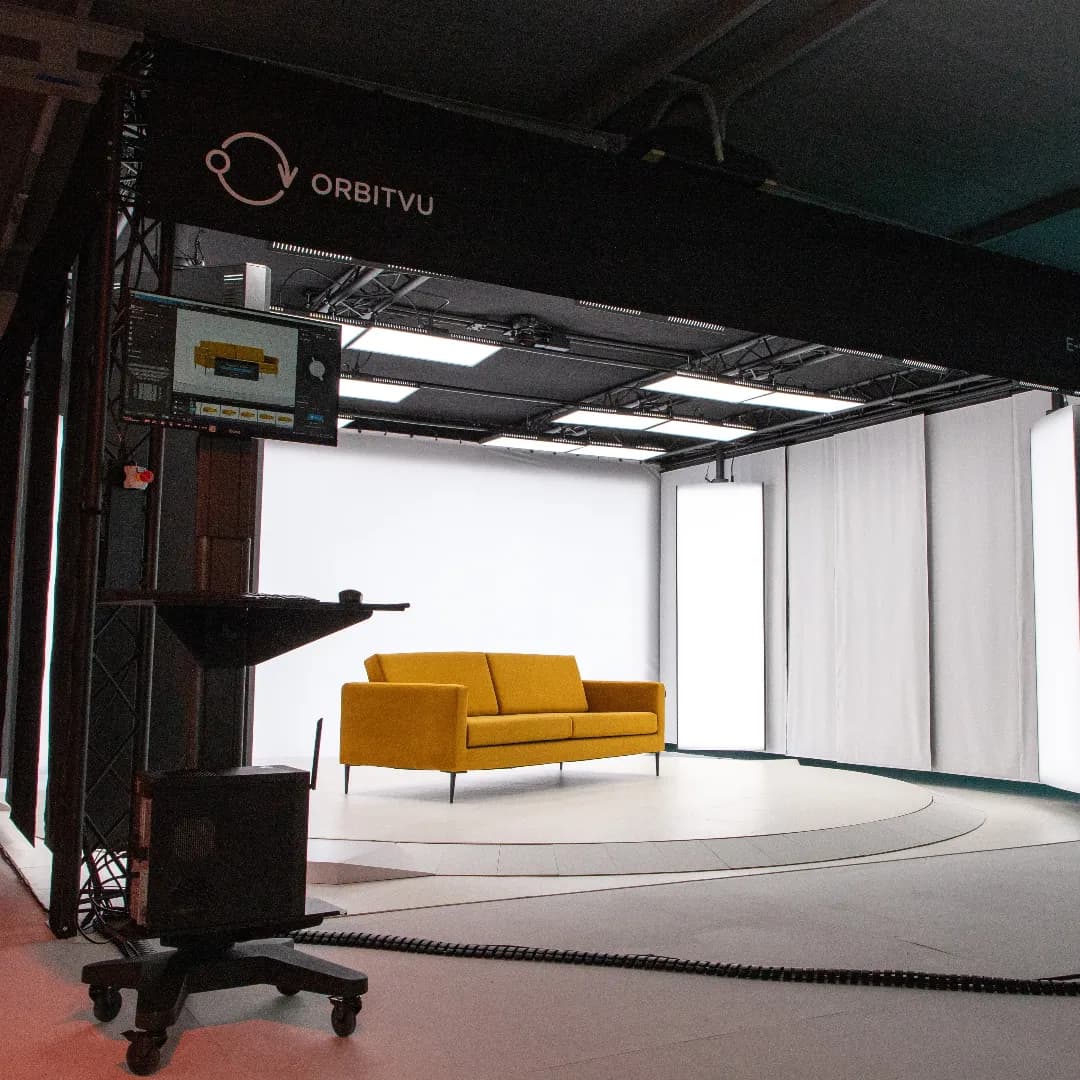 Mesa giratória de fotografia 360 do estúdio de móveis Orbitvu com sofá