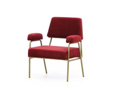 Poltrona moderna de veludo vermelho com estrutura de metal dourado