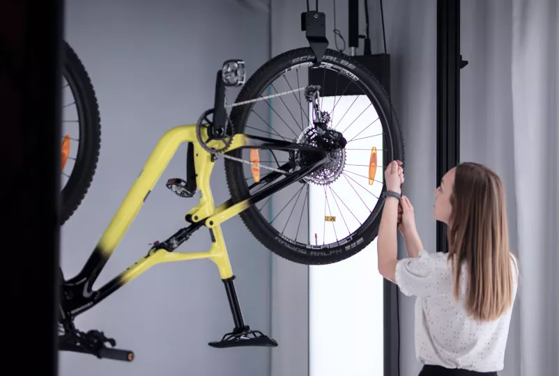 Sistema de elevação e suspensão de bicicletas no Bike Studio