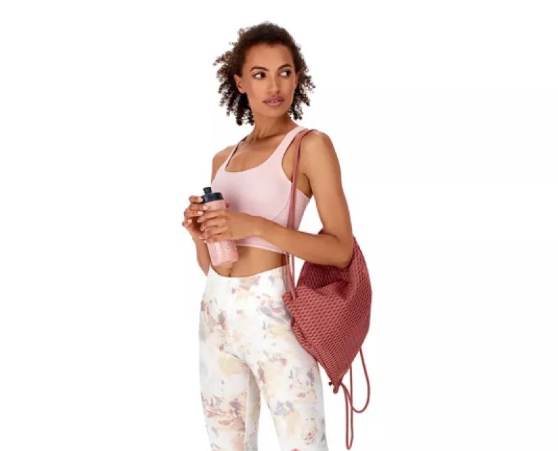 Detalhe de modelo de moda com roupa esportiva