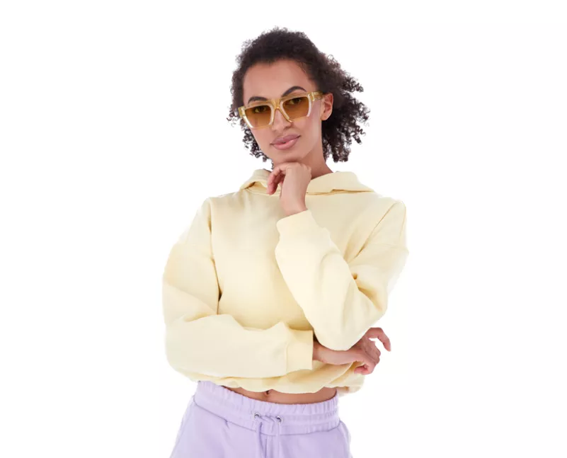 Modelo de moda com roupa esportiva
