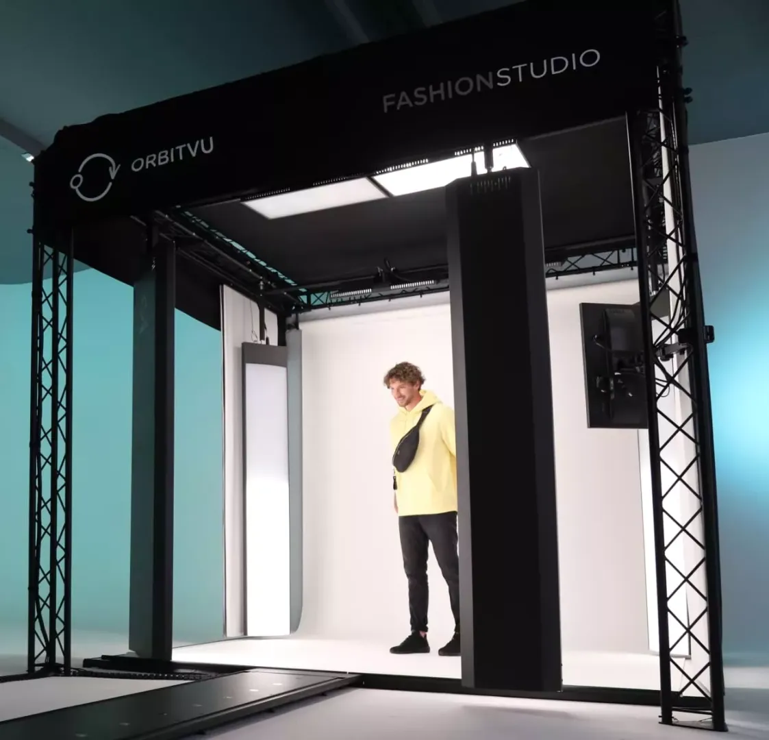 Modelo do Fashion Studio em configuração de fotografia de modelos ao vivo da Orbitvu