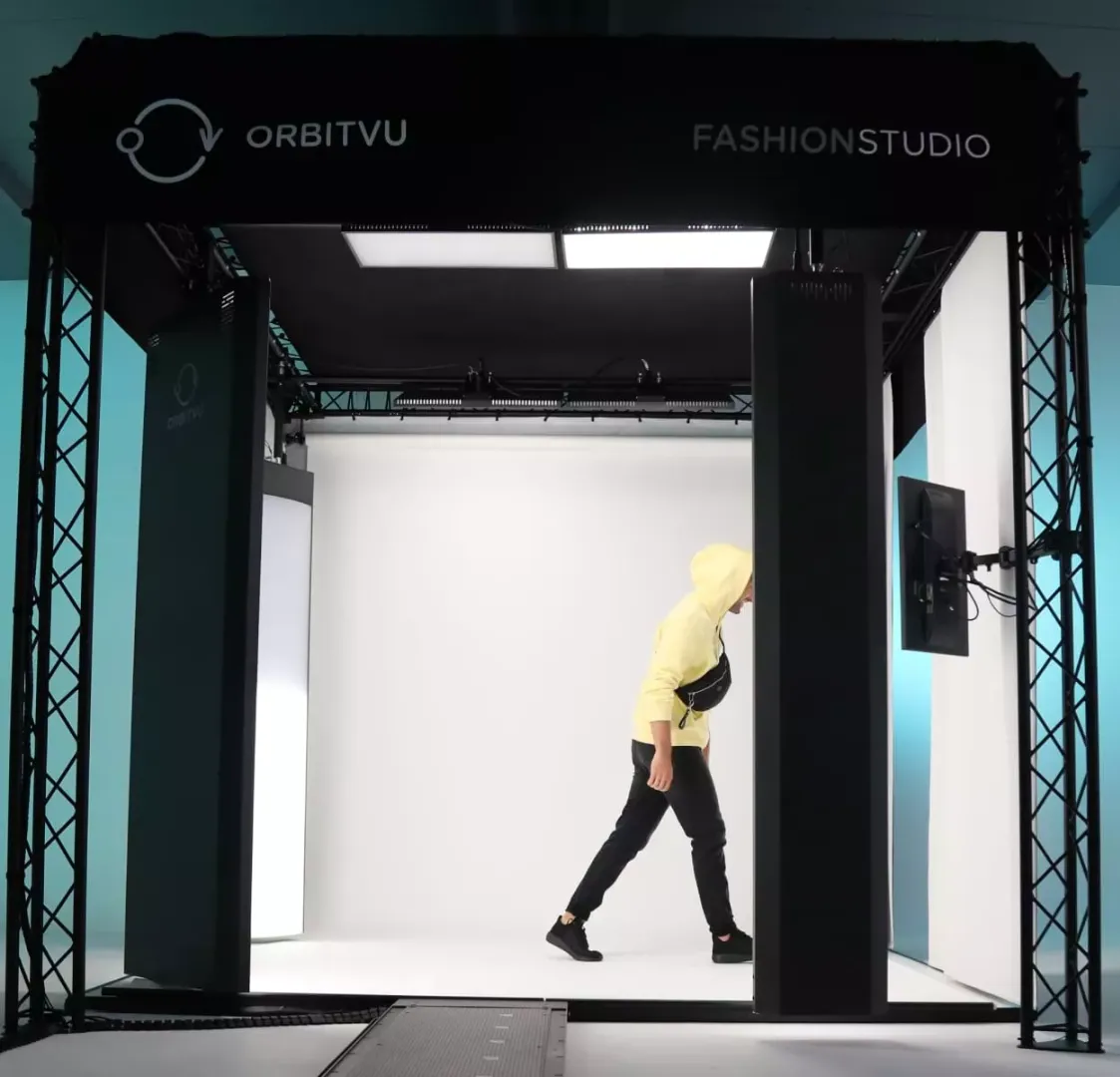 Sessão rápida de fotografia de modelos ao vivo com o estúdio Orbitvu