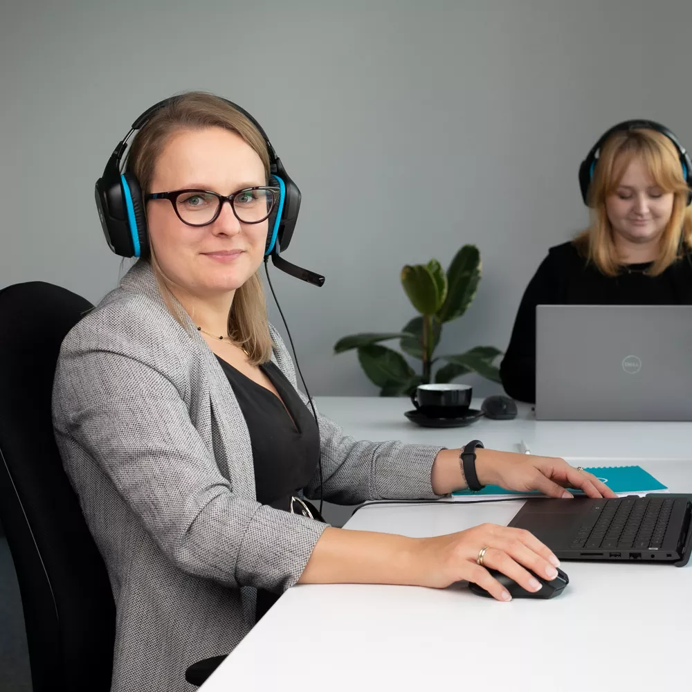 Duas mulheres usando headsets no escritório de suporte ao cliente da Orbitvu