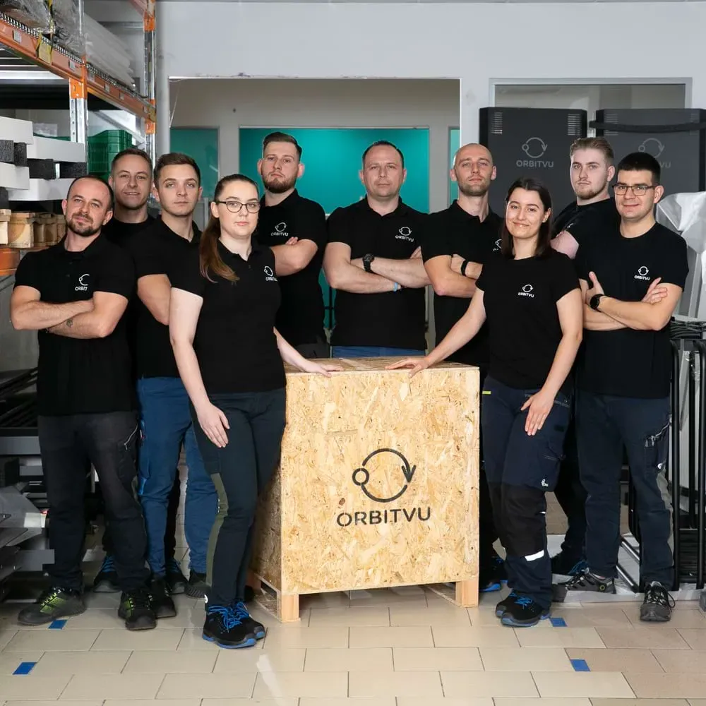 Equipe de produção e logística da Orbitvu posando com caixa de madeira personalizada
