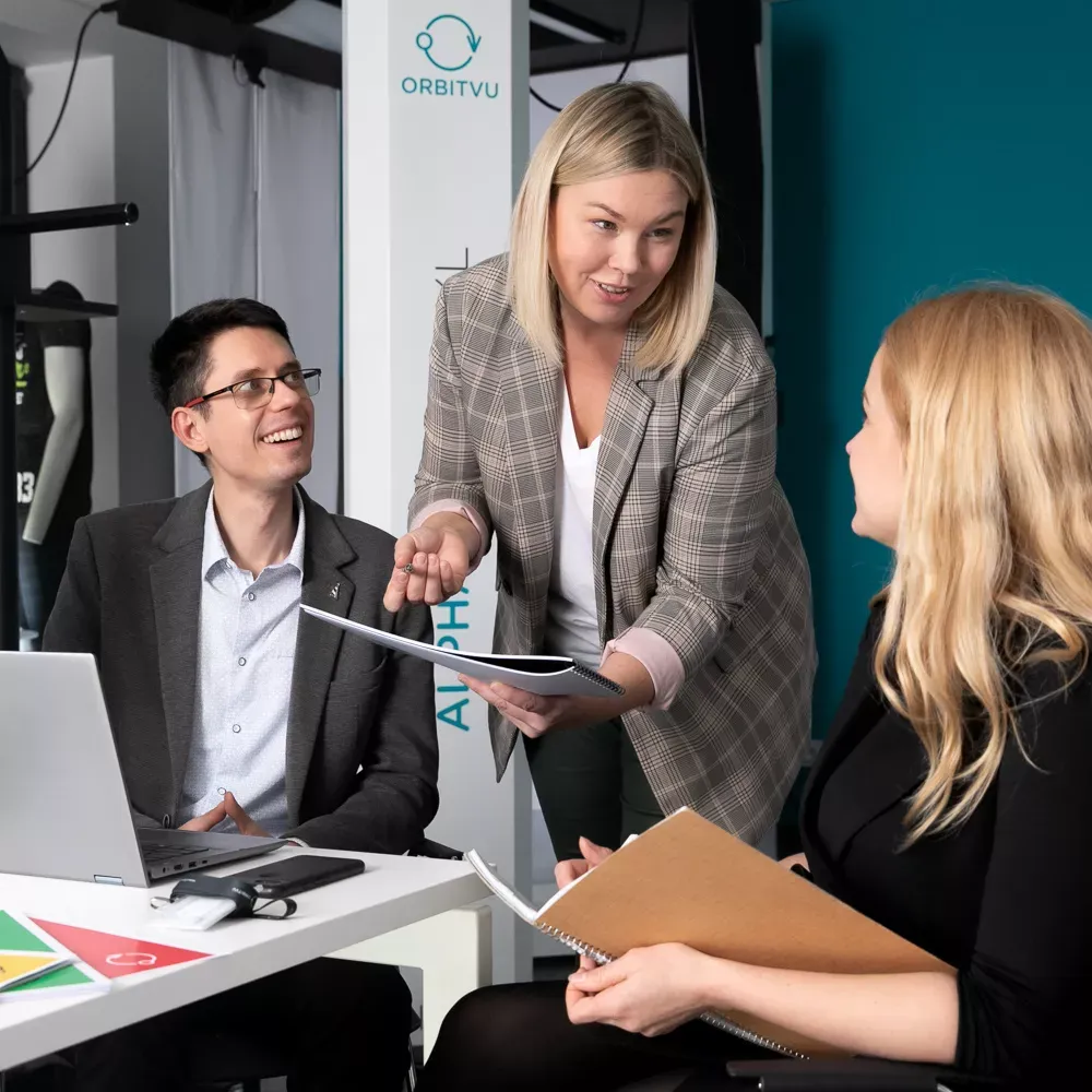 Discussão da equipe de negócios no escritório com a marca Orbitvu