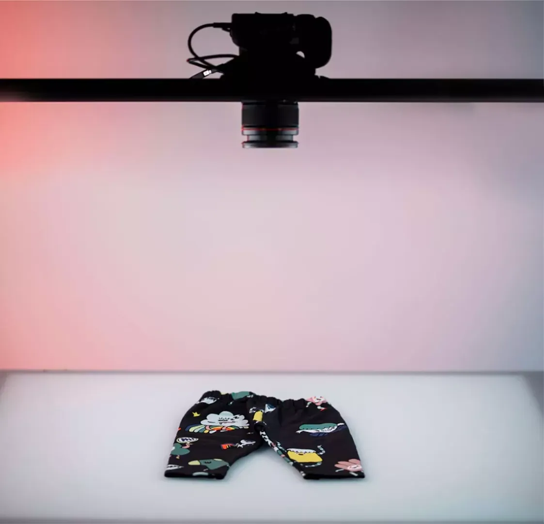 Configuração de fotografia flat lay com câmera overhead no estúdio Orbitvu