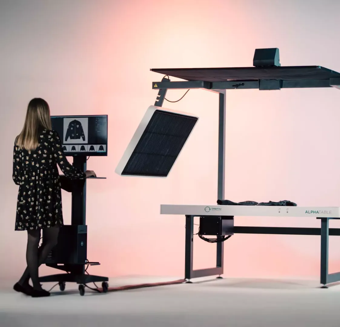 Operação de sistema automatizado de fotografia flat lay de roupas