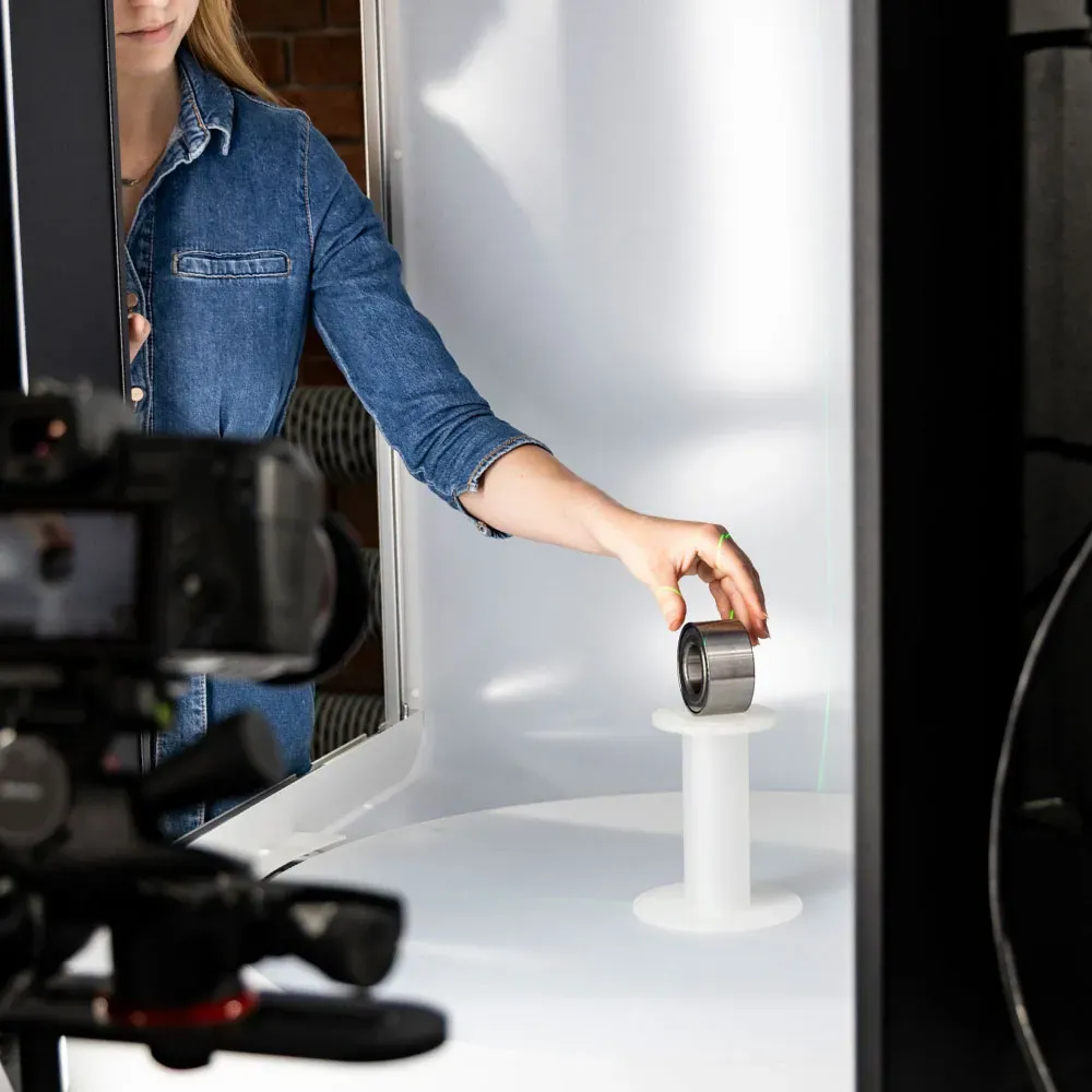 Posicionando o produto no estúdio lightbox de fotografia
