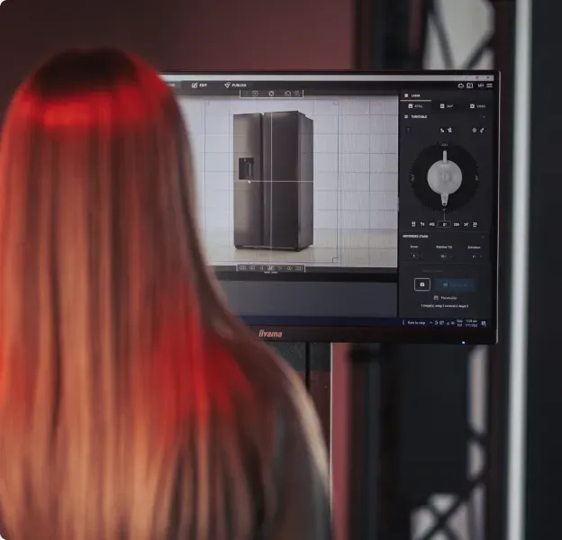 Mulher fotografando produto de refrigerador