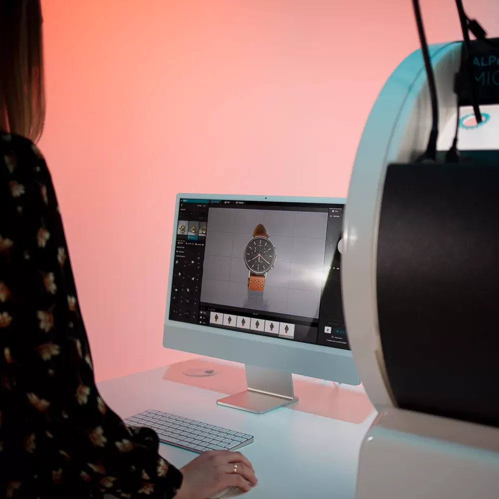 Mulher fotografando relógio com interface de software de computador