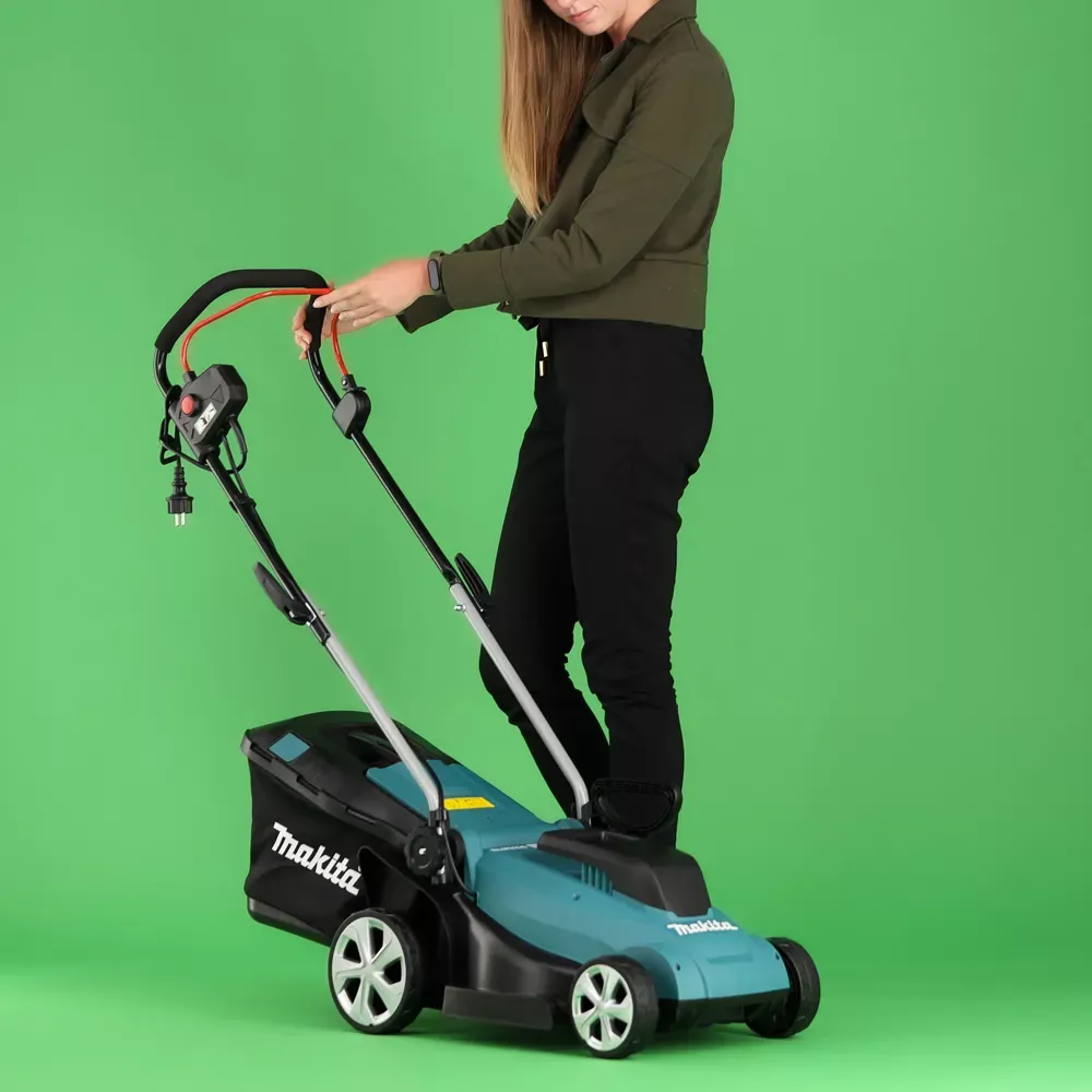 Mulher demonstrando a Makita em fundo verde