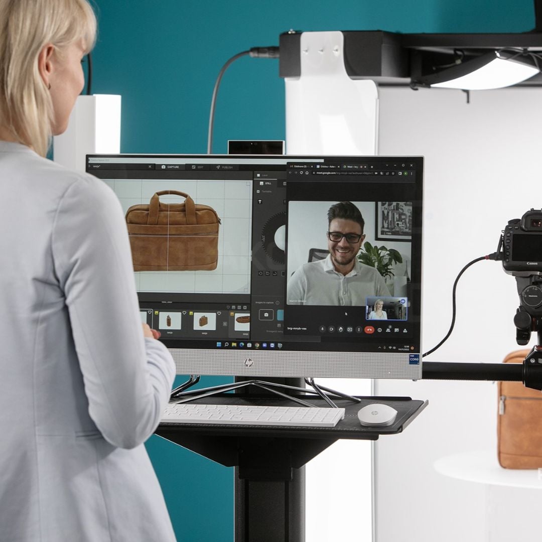 Colaboração remota para aprovação de fotos de produto por videochamada